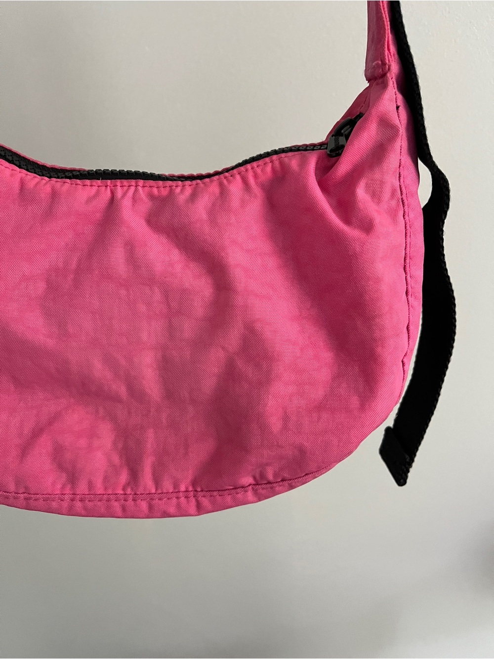 BAGGU Hot Pink Small Crescent Bag - Picture 2 of 3